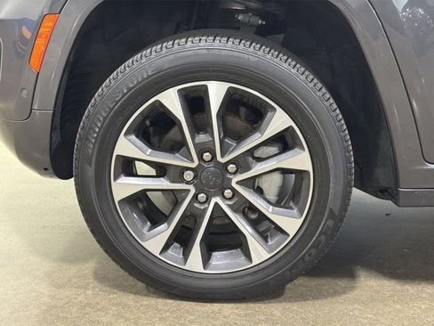 Used 2022 Jeep Grand Cherokee Overland AWD/4WD image 17