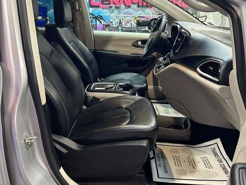 Used 2024 Chrysler Pacifica Touring-L image 16