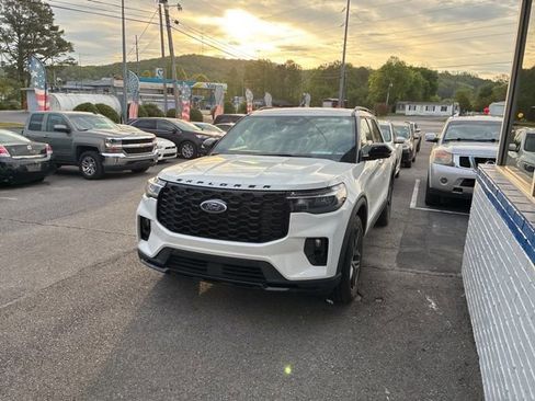 Used 2025 Ford Explorer ST-Line w/ ST-Line Street Pack image 3