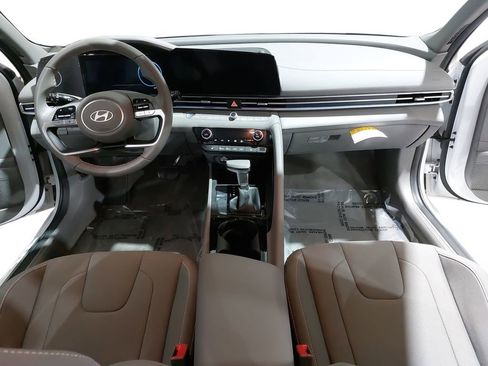 Certified 2025 Hyundai Elantra SEL FWD image 9