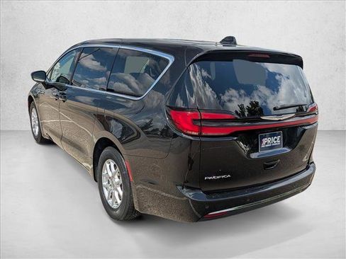 Used 2023 Chrysler Pacifica Touring-L FWD image 7