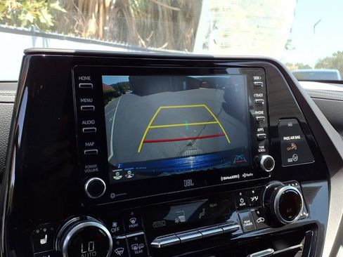 Used 2022 Toyota Highlander Limited FWD image 8