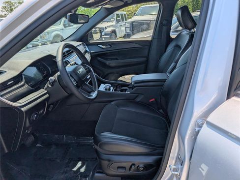 Used 2023 Jeep Grand Cherokee Altitude AWD/4WD image 15