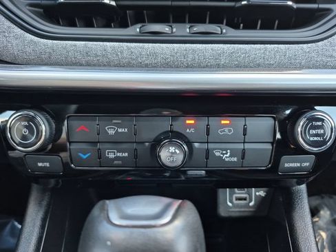 Used 2024 Jeep Compass Latitude w/ Sun and Sound Group AWD/4WD image 23