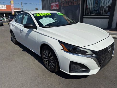 Used 2025 Nissan Altima 2.5 SV FWD image 3