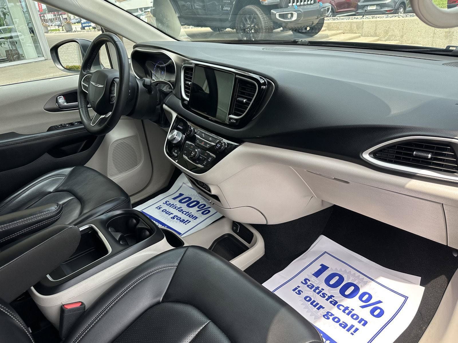 Used 2023 Chrysler Pacifica Touring-L FWD image 22