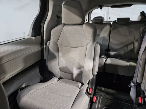 Used 2024 Toyota Sienna LE image 12