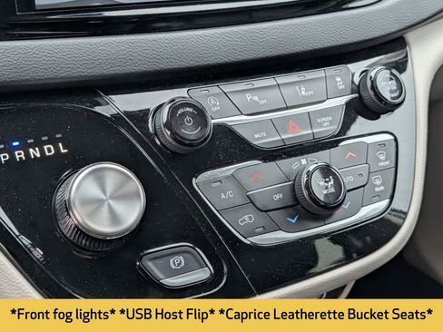 Used 2023 Chrysler Pacifica Touring-L FWD image 7