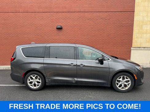 Used 2017 Chrysler Pacifica Touring Plus w/ Tire & Wheel Group FWD image 2