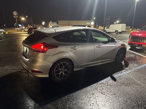 Used 2015 Ford Focus SE w/ SE Sport Package image 4