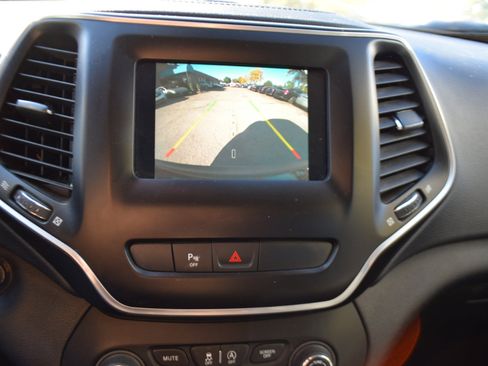 Used 2019 Jeep Cherokee Latitude Plus w/ Comfort/Convenience Group image 15