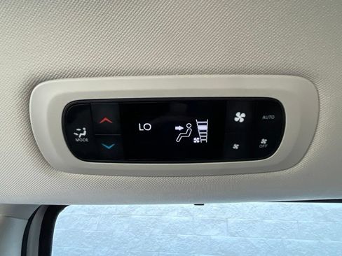 Used 2024 Chrysler Pacifica Touring-L FWD image 25