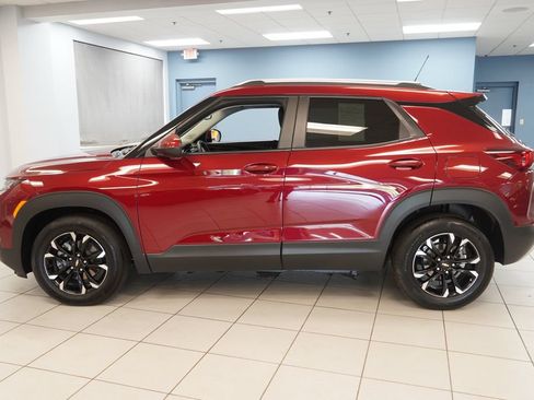 Used 2023 Chevrolet TrailBlazer LT w/ Convenience Package FWD image 2