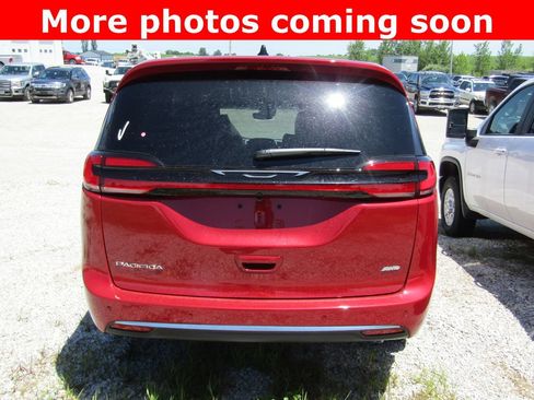 New 2027 Chrysler Pacifica Select AWD/4WD image 4