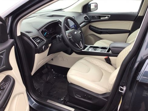 Used 2024 Ford Edge Titanium image 9