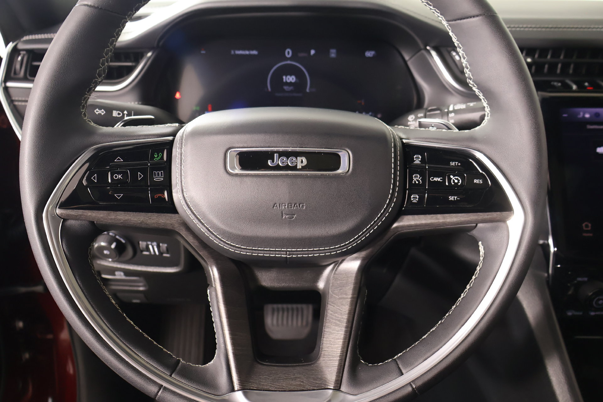 Used 2024 Jeep Grand Cherokee Overland w/ Luxury Tech Group IV AWD/4WD image 3