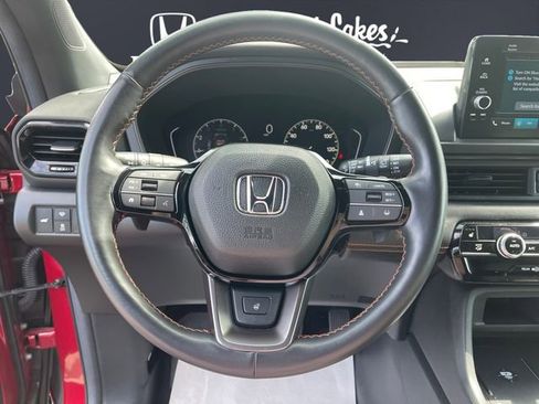 Used 2025 Honda Pilot TrailSport image 11