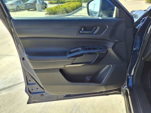 Used 2025 Nissan Pathfinder SV AWD/4WD image 15