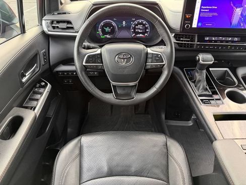 Certified 2025 Toyota Sienna Platinum AWD/4WD image 26