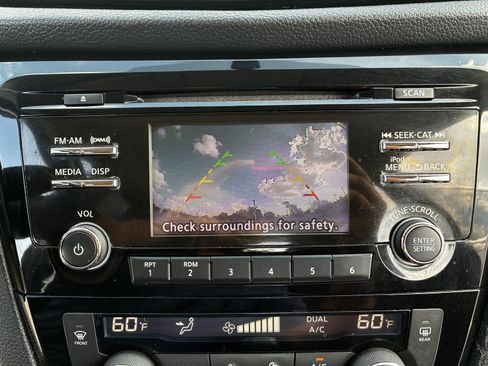 Used 2017 Nissan Rogue SV AWD/4WD image 35