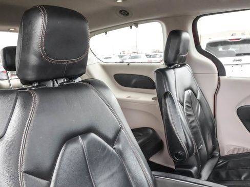 Used 2017 Chrysler Pacifica Touring-L image 30