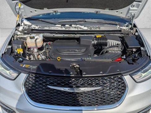 Used 2024 Chrysler Pacifica Touring-L image 22