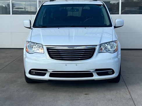 Used 2016 Chrysler Town & Country Touring image 2