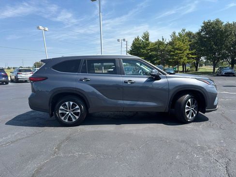 Used 2023 Toyota Highlander XLE AWD/4WD image 10