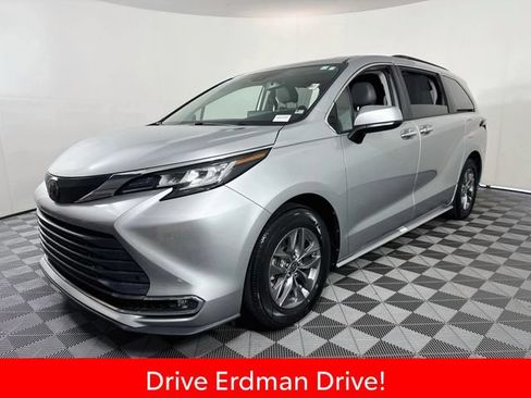 Used 2022 Toyota Sienna XLE FWD image 3