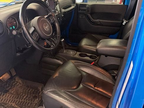 Used 2015 Jeep Wrangler Unlimited Sahara AWD/4WD image 2