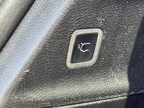 Used 2025 Chrysler Pacifica Select FWD image 9
