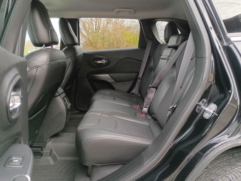 Used 2019 Jeep Cherokee Limited image 29