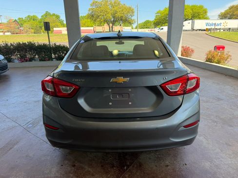 Used 2019 Chevrolet Cruze LT w/ Convenience Package FWD image 5