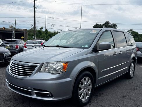 Used 2014 Chrysler Town & Country Touring FWD image 2