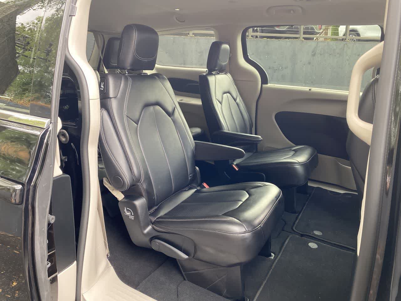 Used 2024 Chrysler Pacifica Touring-L FWD image 17