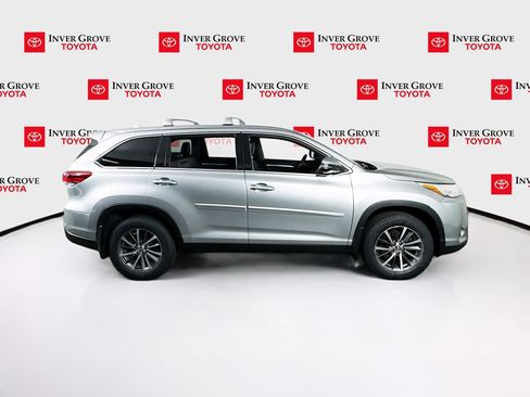 Used 2019 Toyota Highlander XLE AWD/4WD image 4