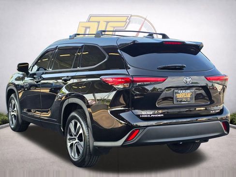 Used 2022 Toyota Highlander XLE AWD/4WD image 7