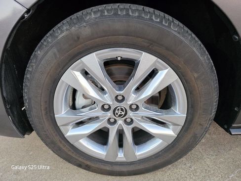 Used 2021 Toyota Sienna Limited image 37