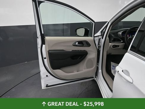 Used 2024 Chrysler Pacifica Touring-L image 26