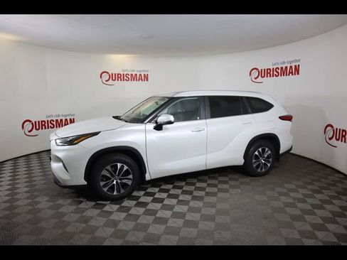 Used 2023 Toyota Highlander XLE AWD/4WD image 4