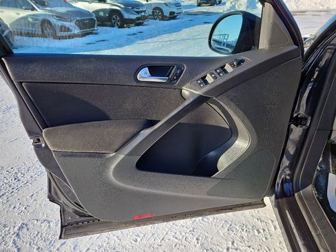 Used 2017 Volkswagen Tiguan S image 10