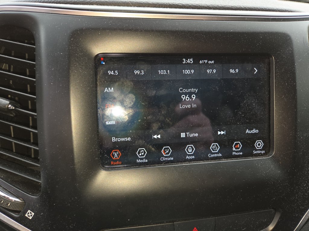 Used 2019 Jeep Cherokee Latitude Plus w/ Cold Weather Group AWD/4WD image 10