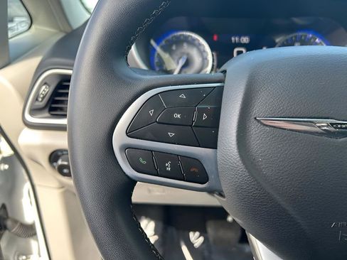 Used 2023 Chrysler Pacifica Touring-L FWD image 17