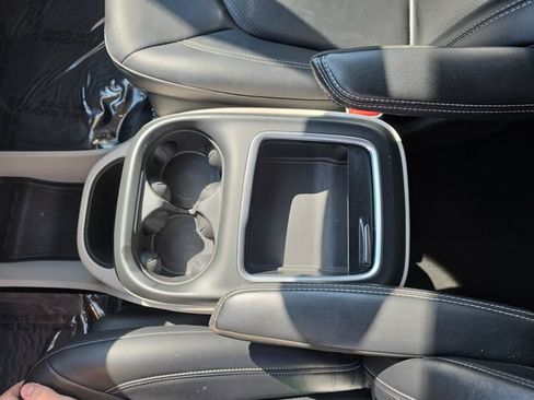Used 2024 Chrysler Pacifica Limited FWD image 21