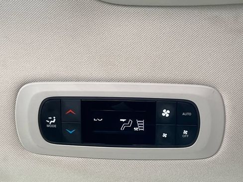 Used 2023 Chrysler Pacifica Touring-L FWD image 34