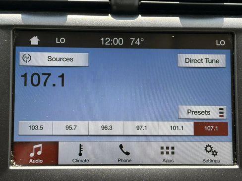 Used 2017 Ford Fusion SE w/ Fusion SE Technology Package FWD image 19