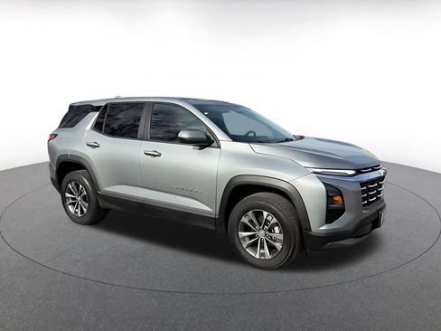 Used 2025 Chevrolet Equinox LT image 2