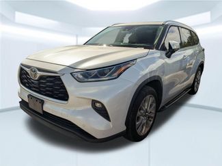 Used 2023 Toyota Highlander Limited FWD video 1