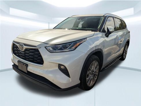 Used 2023 Toyota Highlander Limited FWD image 1