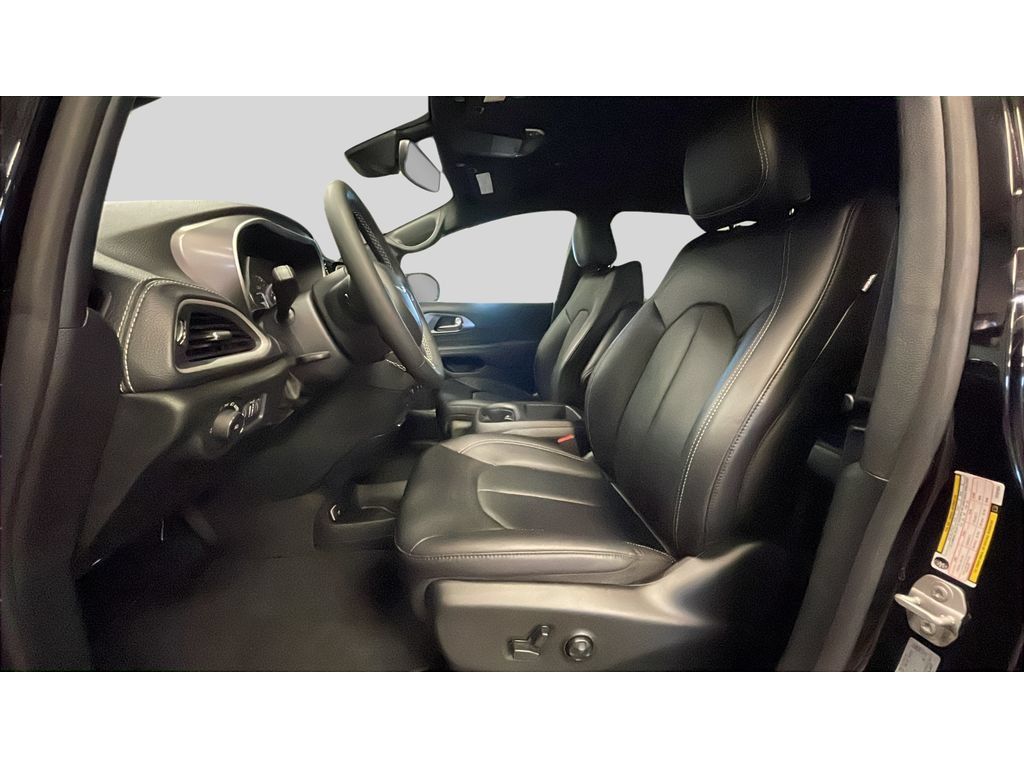 Used 2026 Chrysler Pacifica Select FWD image 12